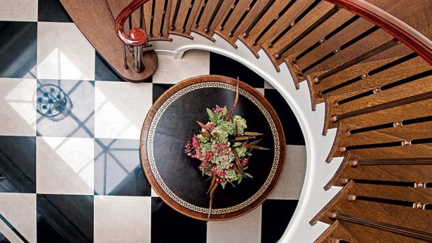 sprial staircase classicla penthouse