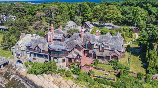 Henry Davis Sleeper built Beauport between 1907 and 1908, but its enlargement and decoration never stopped. The result was a magical concoction of gables, porches, dormers and chimneys clinging to the rocky coastline.