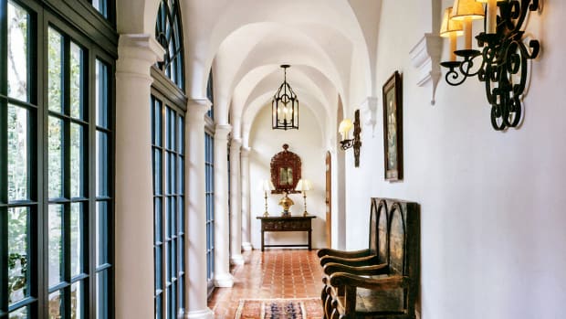 An existing gallery is the only portion of the existing house thought to be attributed to George Washington Smith and is used to organize all the circulation in the house. Tile, lighting, and all furnishings are new and were inspired by George Washington Smith’s own designs. Charles White photo.