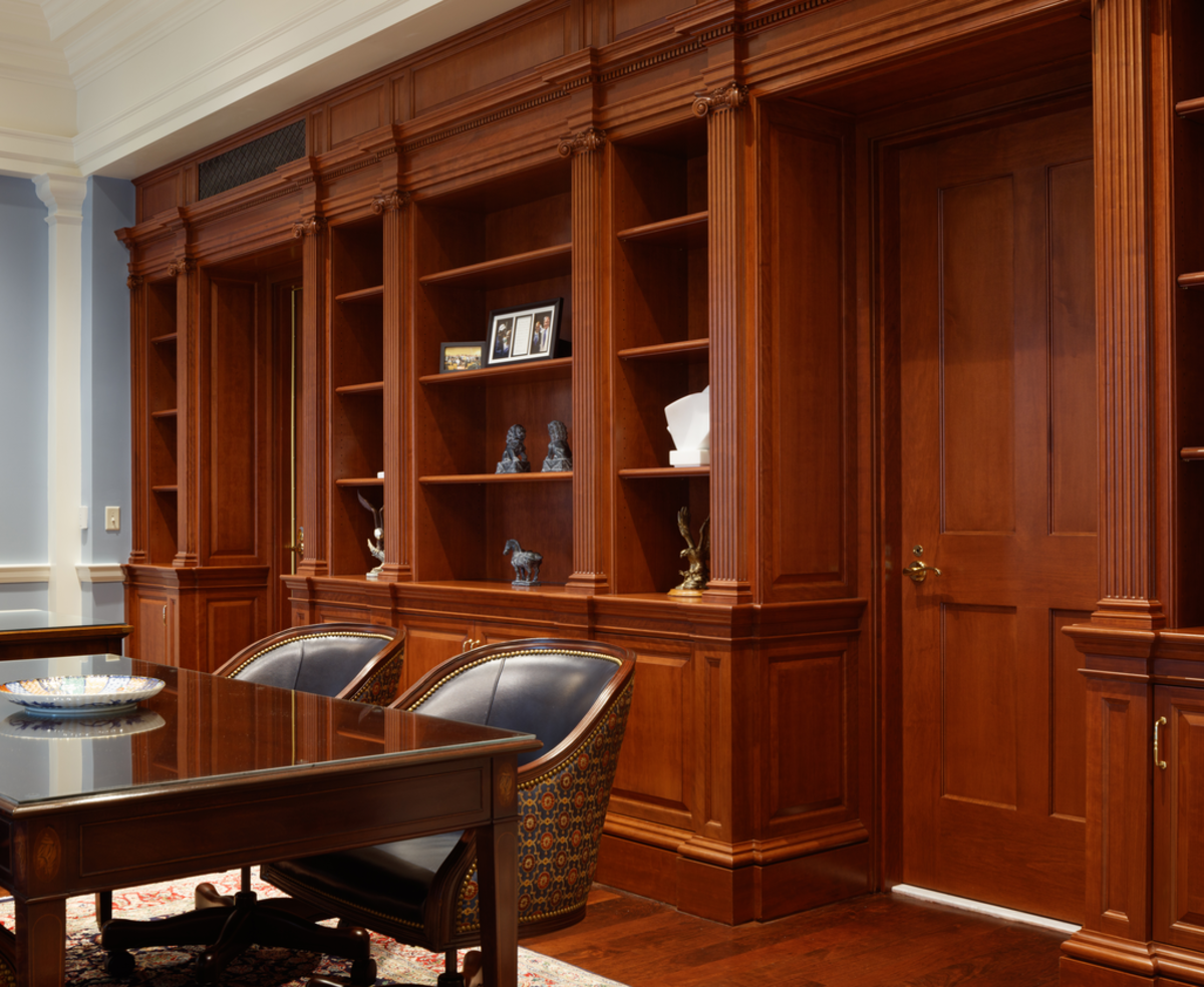 The bookshelves of the president’s office at Christopher Newport University, designed by Glavé and Holmes Architecture and constructed by Ste- phenson Millwork, feature Chadsworth Incorporated’s Ionic pilasters and Scamozzi capitals.