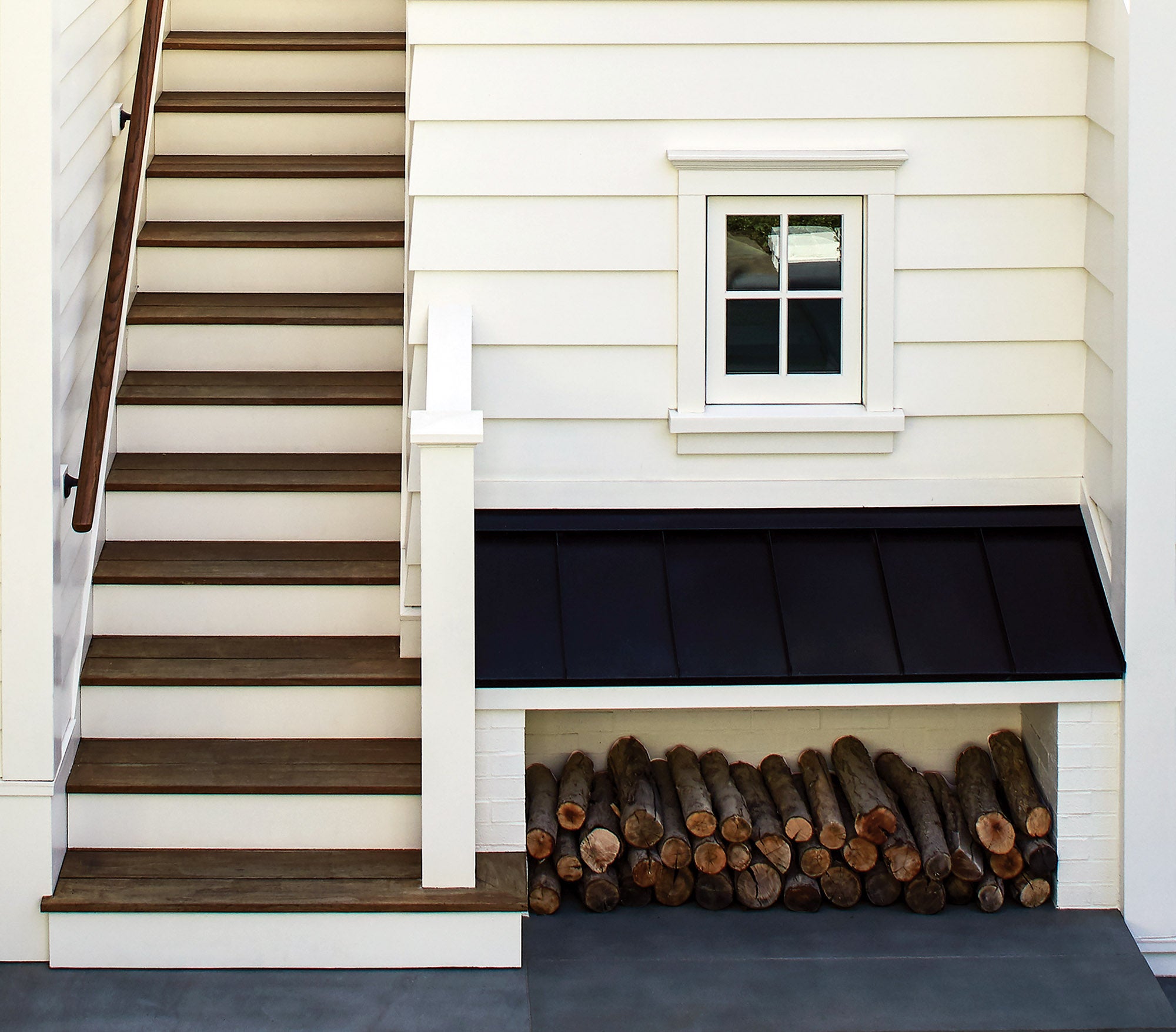 14-guest-and-pool-house-stair.jpg