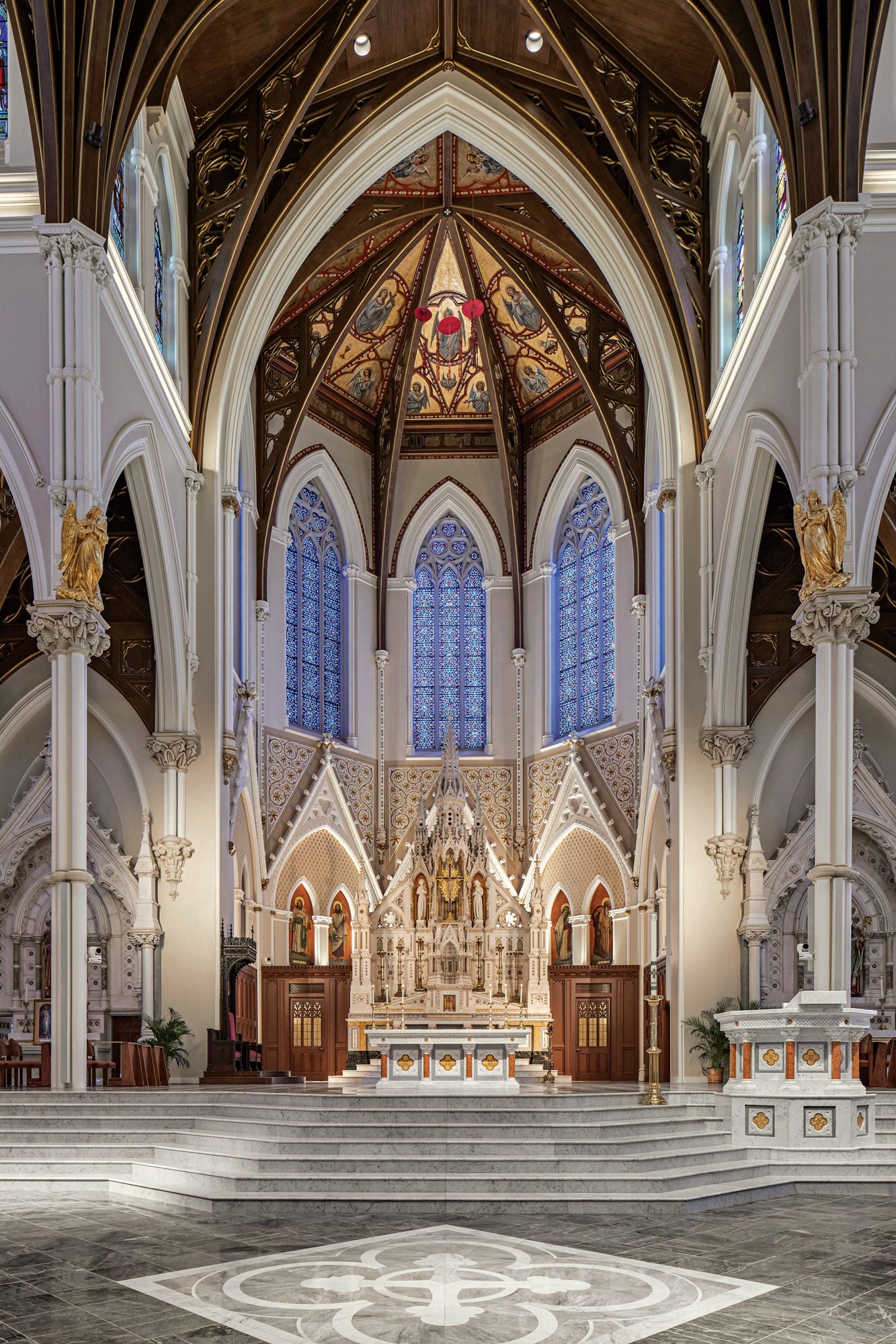 cathedraloftheholycross_07_sanctuaryattransept_elkusmanfrediarchitects-_robertbenson.jpg