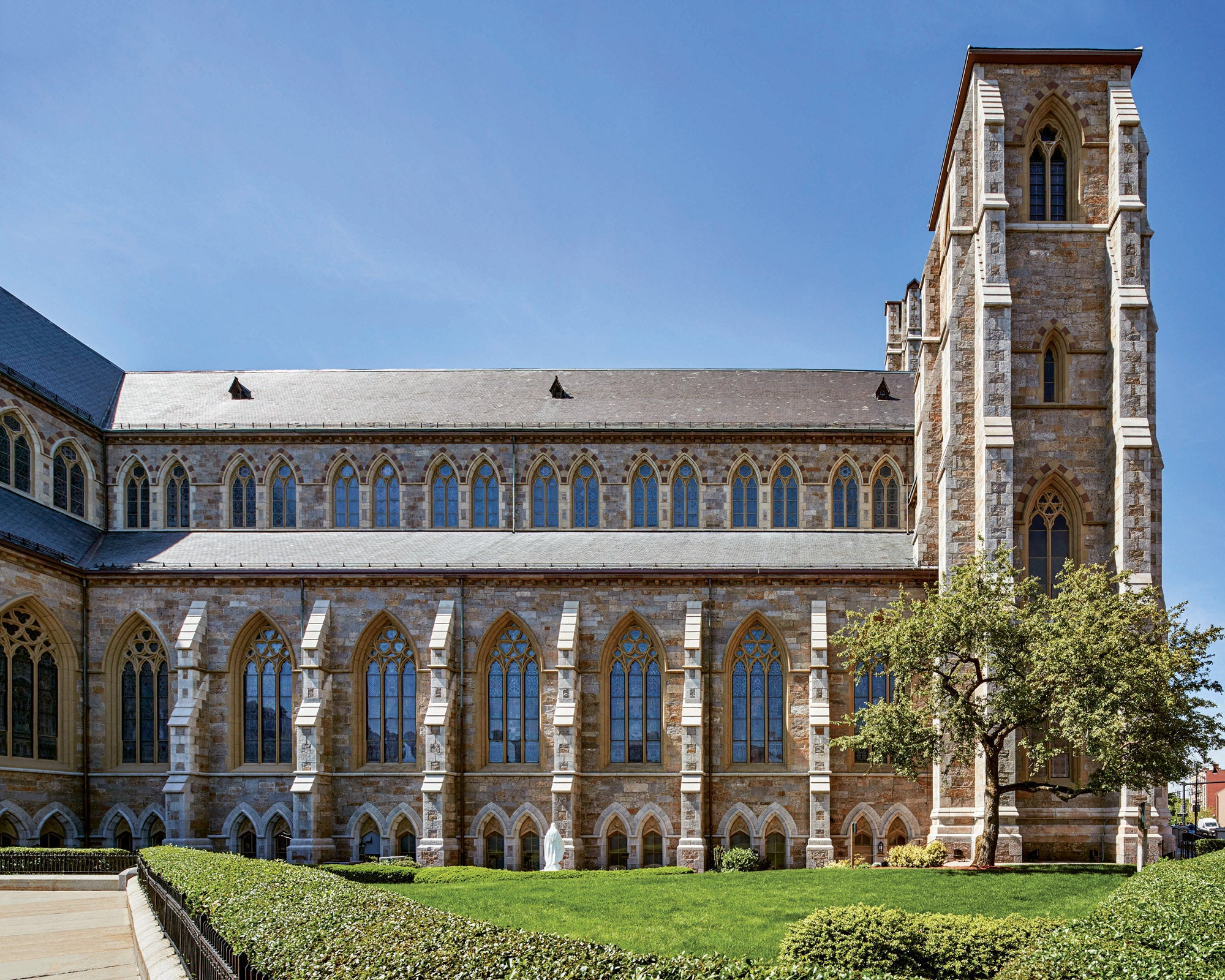 cathedraloftheholycross_03_unionparkstfacade_elkusmanfrediarchitects-_robertbenson.jpg