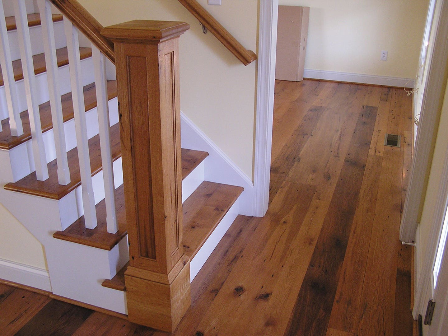 chestnut-white-oak-floor-staircase.jpg