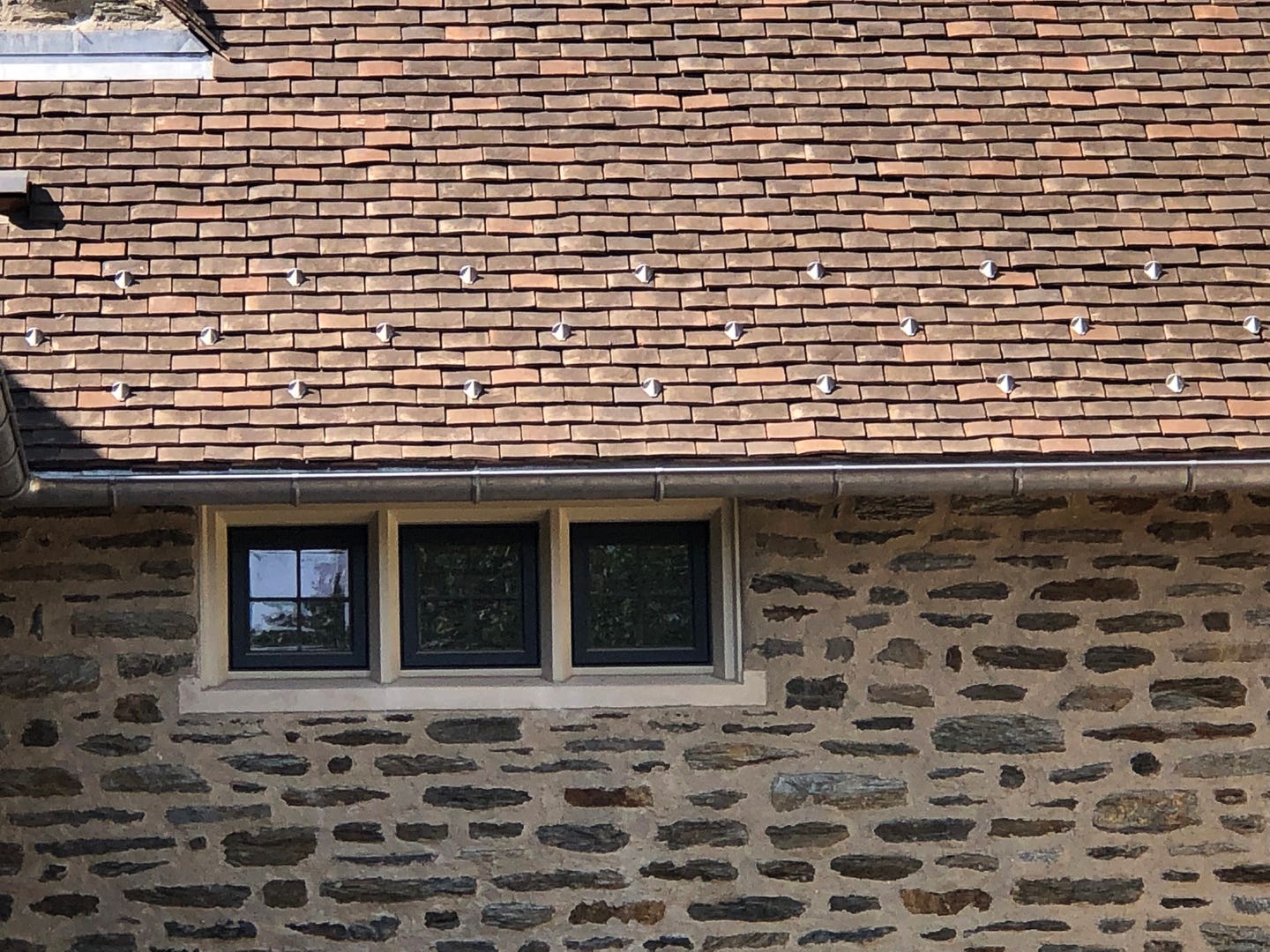 11-northern-roof-tiles-traditional-handmade-english-shingle-tile-in-classic-lutyens-detail.jpg
