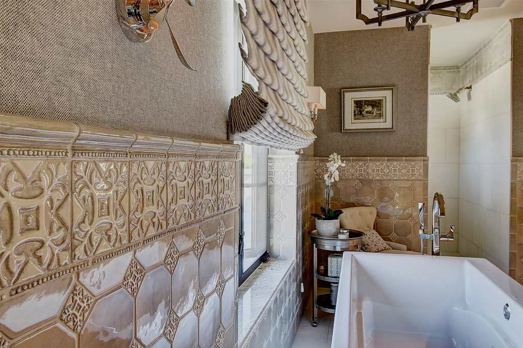 8-moore-merkowitz-tile-bathroom-installation-in-octagon-series-field-by-m-m-series-molding--trim-series-beaded-collection-copy-copy.png